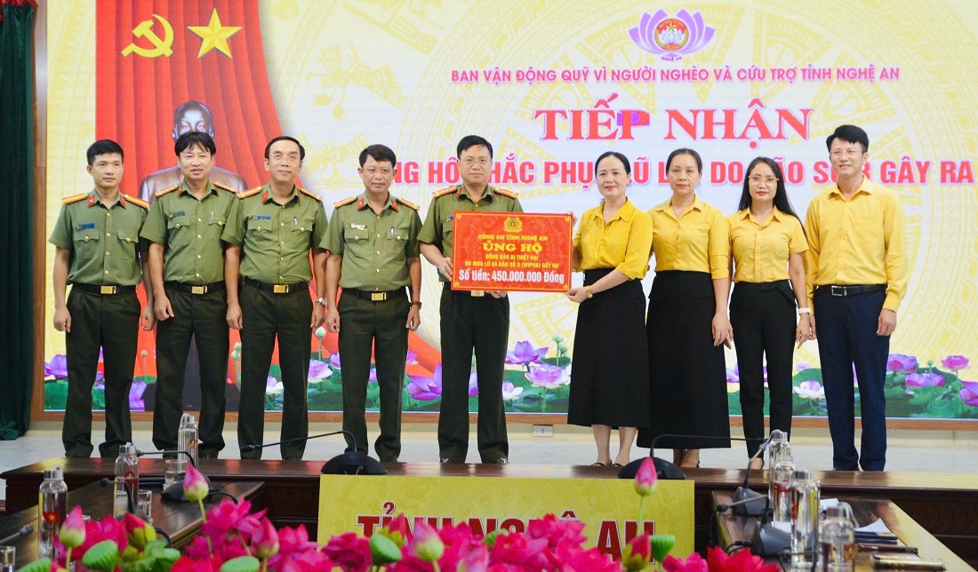 Đồng chí Đại tá Đinh Việt Dũng, Ủy viên Ban Thường vụ Tỉnh ủy, Bí thư Đảng ủy, Giám đốc Công an tỉnh Nghệ An trao tiền hỗ trợ đồng bào bị thiệt hại do bão số 3