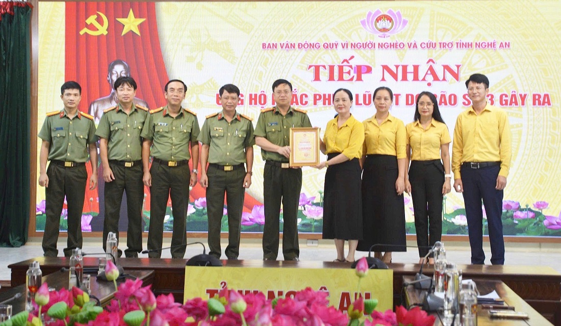 Đồng chí Trần Thị Thu Hương, Phó Chủ tịch Ủy ban MTTQ Việt Nam tỉnh trao chứng nhận cho Công an tỉnh Nghệ An 