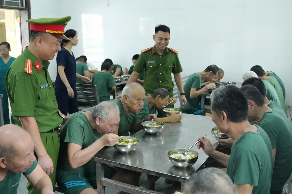 Bữa cơm tri ân - ấm áp nghĩa tình    