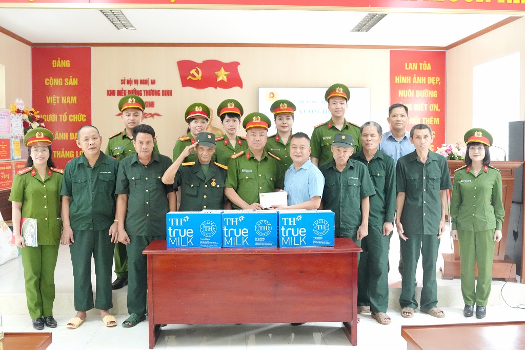 Công an phường Vinh Phú trao tặng một số phần quà ý nghĩa, hỗ trợ đời sống tinh thần và vật chất cho các bác thương binh, bệnh binh, thân nhân liệt sĩ và người có công với cách mạng, góp phần làm vơi đi những khó khăn, động viên tinh thần thế hệ đi trước