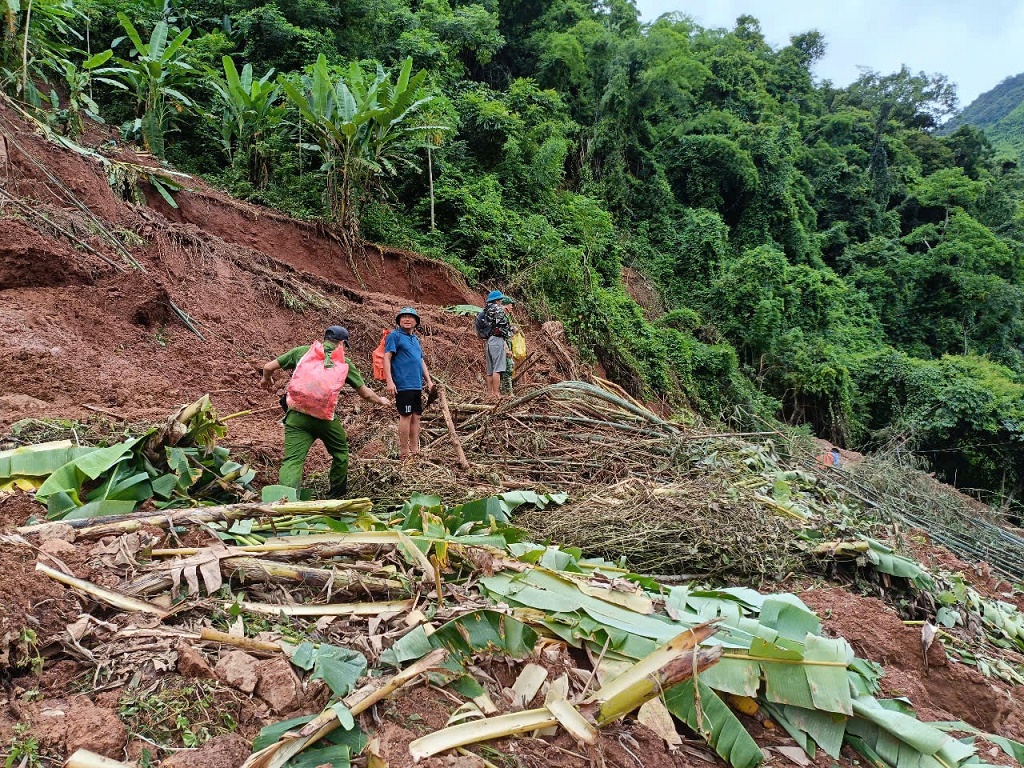 Sau lũ, đường đến bản Cha Nga, xã Mỹ Lý (Nghệ An) sạt lở, bị sập hoàn toàn xuống lòng sông. Toàn bộ bản này bị cô lập đã 3 ngày.