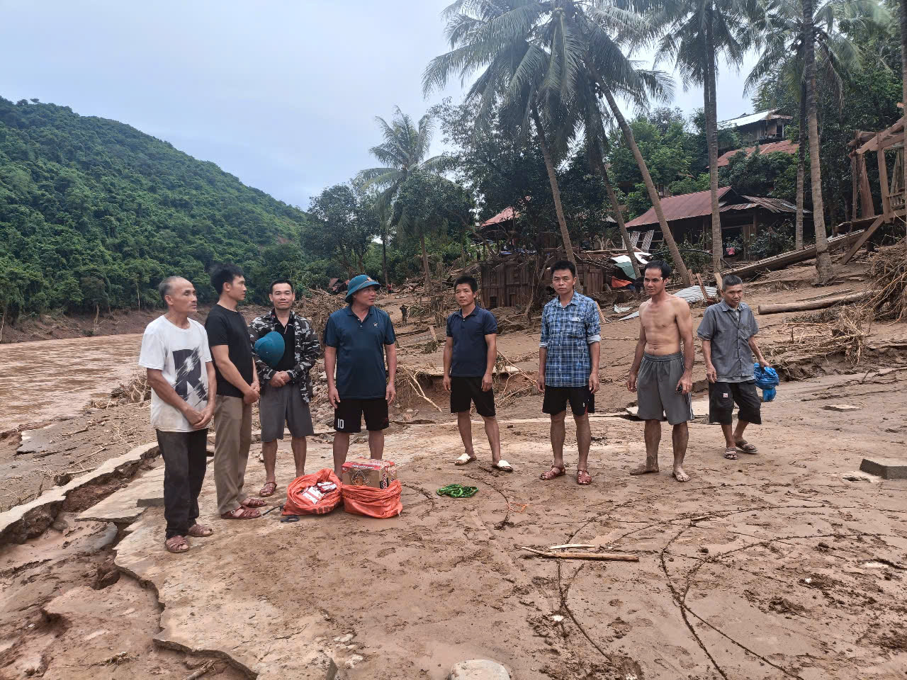 Để đến được bản Cha Nga, lực lượng “4 tại chỗ” phải liều mình đi bộ men theo sườn núi và dọc vết đứt gãy của con đường hiện đang trong tình trạng sạt lở và tiếp tục có nguy cơ sạt lở cao.Sau 2 ngày đi bộ, các lực lượng tiếp cận được bản Cha Nga, hỗ trợ ban đầu cho bà con nơi đây.