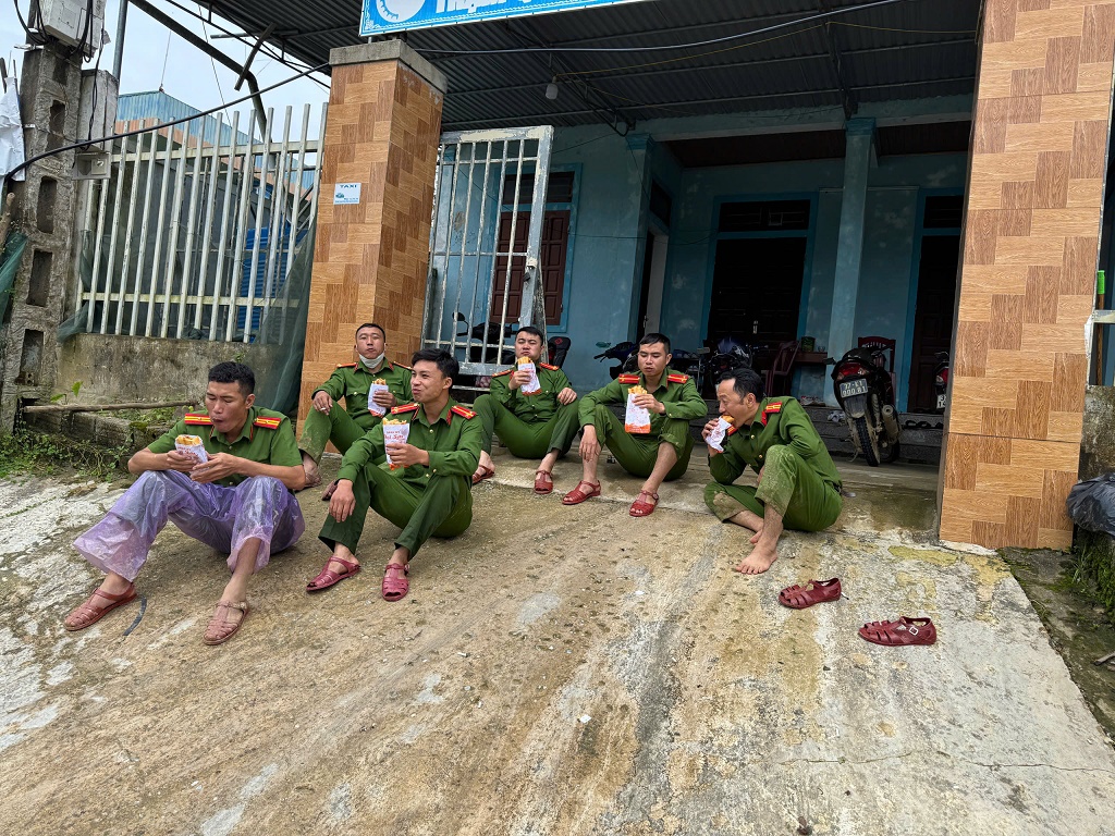 Vượt qua những cung đường hiểm trở, lực lượng Công an xã Chiêu Lưu cố gắng tiếp cận đến các bản làng xã Mỹ Lý. Những bữa ăn tạm bợ của các cán bộ để làm sao thật nhanh chóng tiếp tục chặng đường đến với đồng đội và bà con.