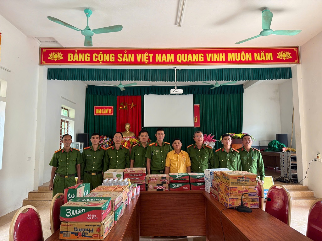 Công an xã Chiêu Lưu hỗ trợ nhu yếu phẩm cho bà con