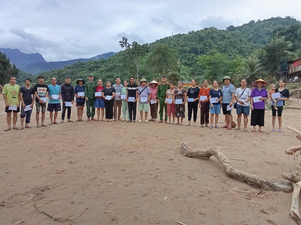 Công an xã Mỹ Lý phối hợp với chính quyền địa phương phát tiền mặt và nhu yếu phẩm cho người dân bản Xiềng Tắm để bà con sớm ổn định cuộc sống.