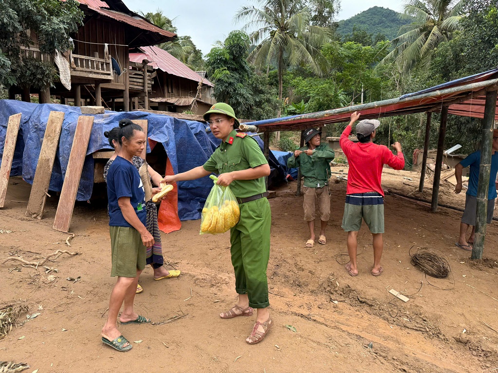 Sử dụng thuyền bè để tiếp cận bản Yên Hòa, hỗ trợ nhu yếu phẩm cho bà con.