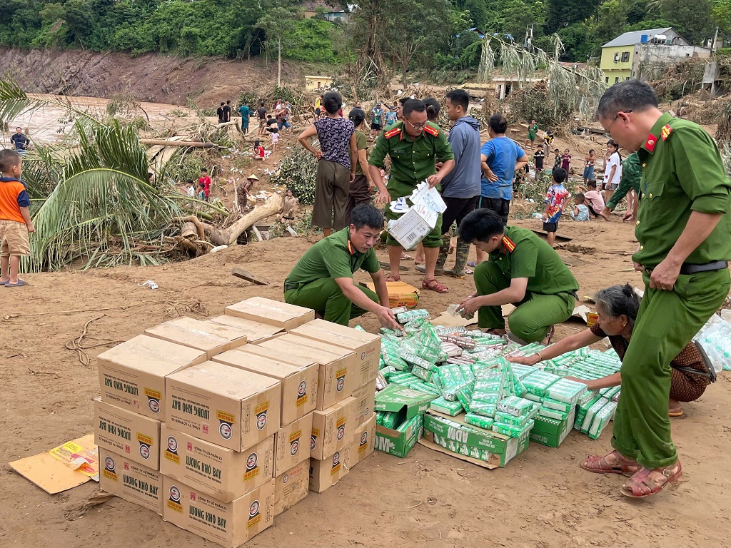 Lực lượng Công an xã Mỹ Lý phối hợp cùng Đảng Uỷ, UBND, Đồn Biên Phòng và nhân dân nhận hàng cứu trợ, lương khô, mì tôm và nước uống được cứu trợ từ trực thăng của Quân khu 4. Chưa bao giờ người dân xã Mỹ Lý lại mong chờ đến lương thực, thực phẩm, nước uống như bây giờ.