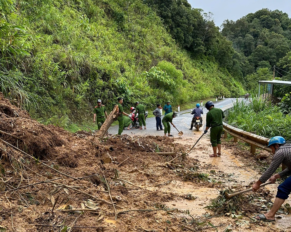 Công an xã Huồi Tụ khắc phục các điểm sạt lở, mở đường đưa các nhu yếu phẩm sang tiếp tế xã bạn Mỹ Lý