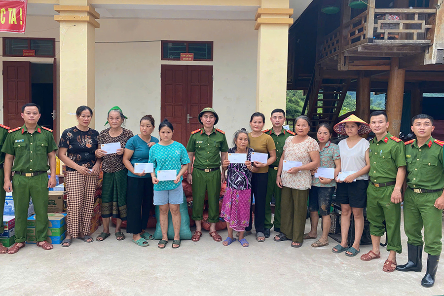 Thấu hiểu những vất vả, khó khăn, mất mát của đồng đội và Nhân dân xã bạn đang đối mặt, lực lượng Công an xã Huồi Tụ đã phát huy tinh thần tương thân tương ái, “vì Nhân dân phục vụ” không chỉ đảm nhiệm tốt nhiệm vụ tại địa bàn, mà còn phát động quyên góp, ủng hộ ngày lương, vận động người dân cùng chung tay hướng về xã Mỹ Lý.