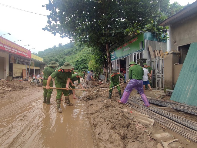 Cán bộ, chiến sĩ Công an Nghệ An tổng dọn vệ sinh, nạo vét bùn đất tại xã Hữu Kiệm
