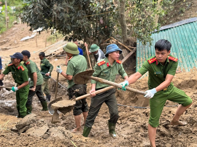Cán bộ, chiến sỹ khẩn trương hỗ trợ người dân xã Chiêu Lưu khắc phục hậu quả 