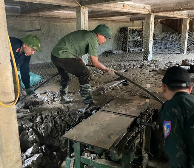 Cán bộ, chiến sỹ khẩn trương hỗ trợ người dân xã Tam Quang khắc phục hậu quả để vớt vát các tài sản bị thiệt hại