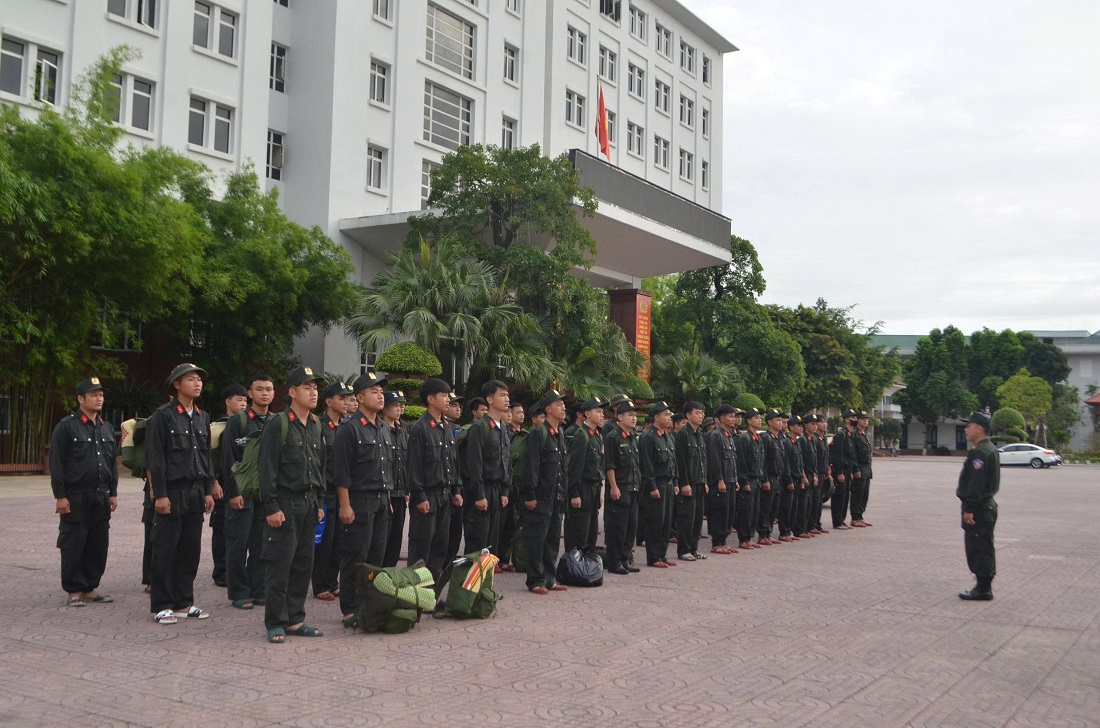 Phòng Cảnh sát cơ động điều động 55 cán bộ, chiến sĩ đến xã Mỹ Lý để hỗ trợ Nhân dân khắc phục hậu quả bão số 3