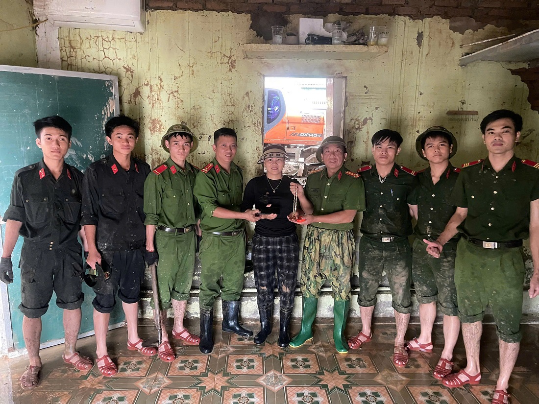 Bà Nguyễn Thị Tân nhận lại số tài sản có giá trị do Tổ công tác số 1 Công an tỉnh Nghệ An phát hiện được khi nạo vét bùn đất tại khu vực xã Mường Xén