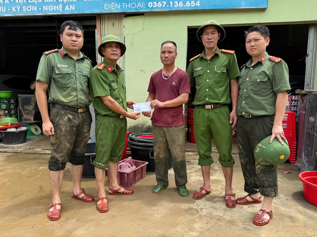 Tổ công tác số 2 Công an tỉnh Nghệ An tặng quà hỗ trợ, động viên gia đình anh Thắng khắc phục hậu quả mưa lũ