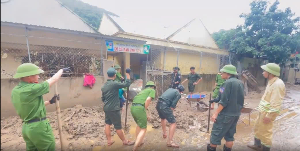 Công an tỉnh Nghệ An cùng các lực lượng và người dân nạo vét bùn đất, dọn dẹp vệ sinh Trường Mầm non Tà Cạ (Mường Xén)
