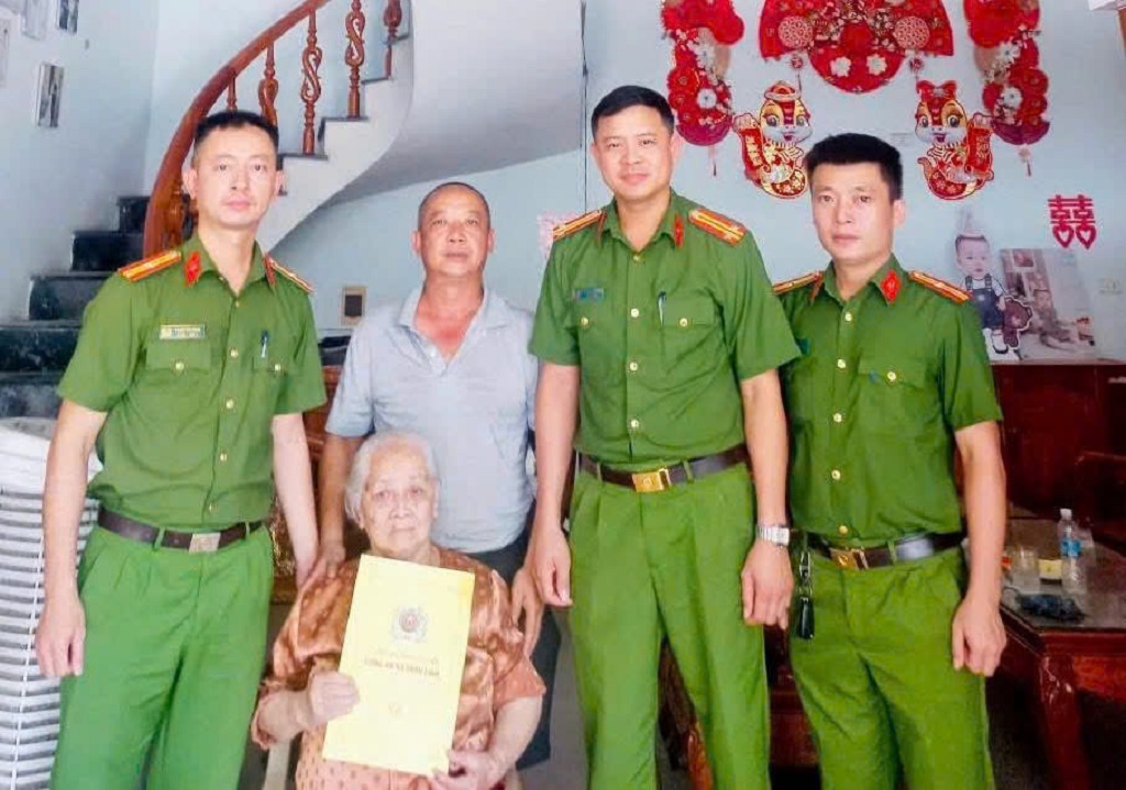 Một số hình ảnh thiện nguyện của Công an xã Thần Lĩnh tại xã Tam Quang