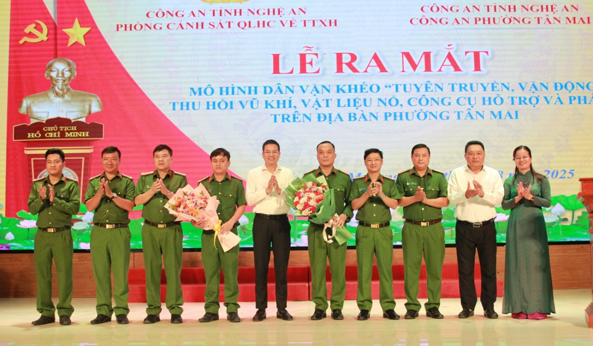 Ngày hội toàn dân bảo vệ an ninh Tổ quốc và thu hồi vũ khí, vật liệu nổ, công cụ hỗ trợ và pháo tại phường Tân Mai