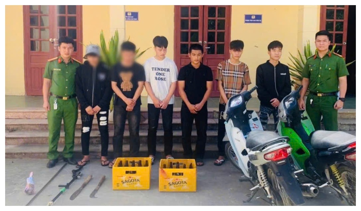 Bắt nhóm thanh thiếu niên gây rối trật tự công cộng, ném vỏ chai bia vào nhà người dân