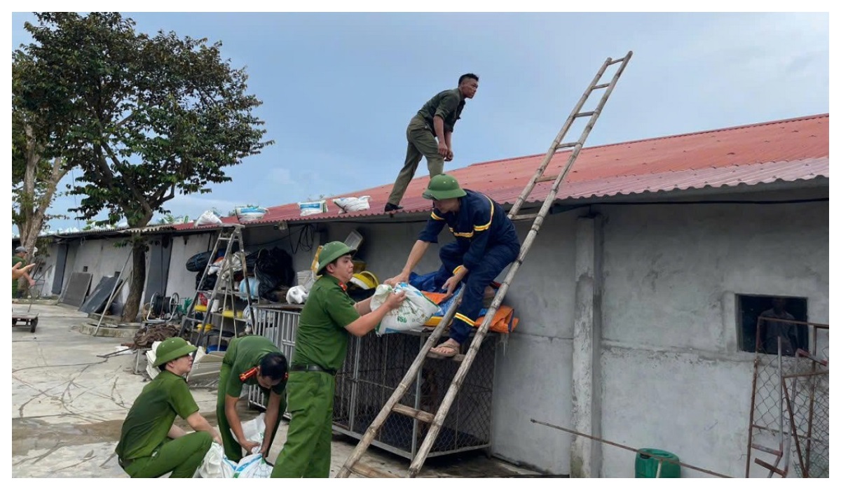 Cảnh sát PCCC&CNCH hỗ trợ Nhân dân các xã ven biển chủ động phòng, chống bão số 5