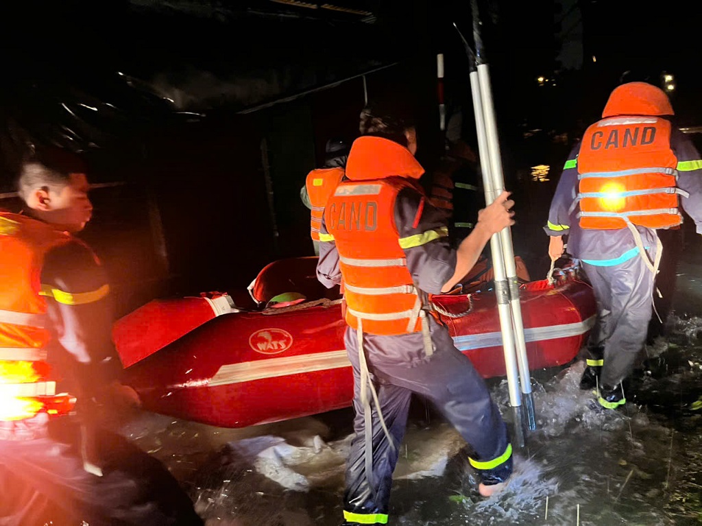 Lực lượng Cảnh sát PCCC&CNCH Nghệ An cứu hộ nạn nhân bị mắc kẹt