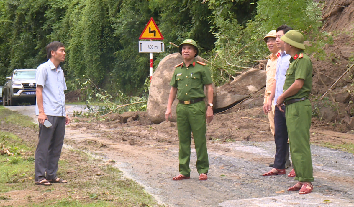 Đồng chí Đại tá Nguyễn Duy Thanh, Phó Giám đốc Công an tỉnh kiểm tra, chỉ đạo công tác khắc phục hậu quả bão số 5 tại xã Tương Dương