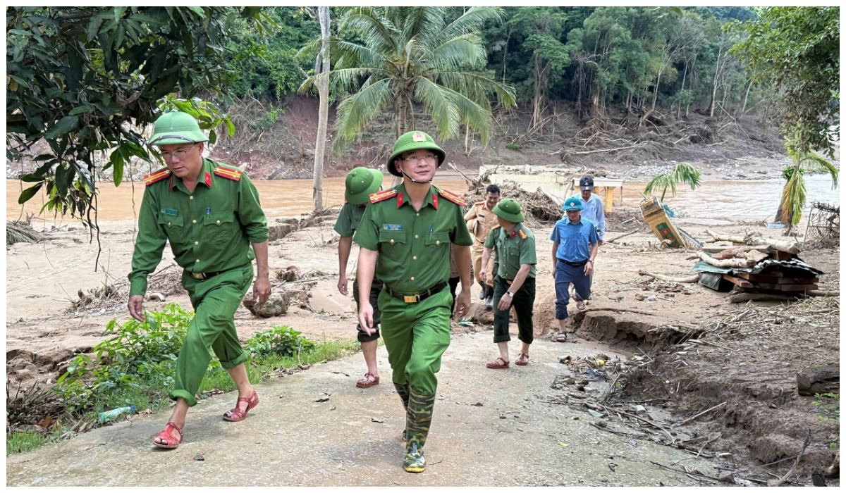 Đồng chí Đại tá Trần Ngọc Tuấn, Phó Giám đốc Công an tỉnh kiểm tra tiến độ xây dựng nhà và trường học tại xã Mỹ Lý