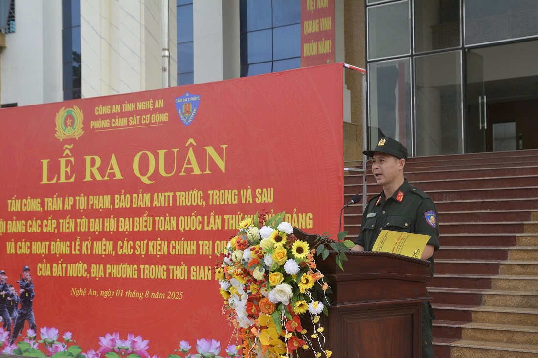 Đại diện chỉ huy đội phát biểu hưởng ứng lễ ra quân