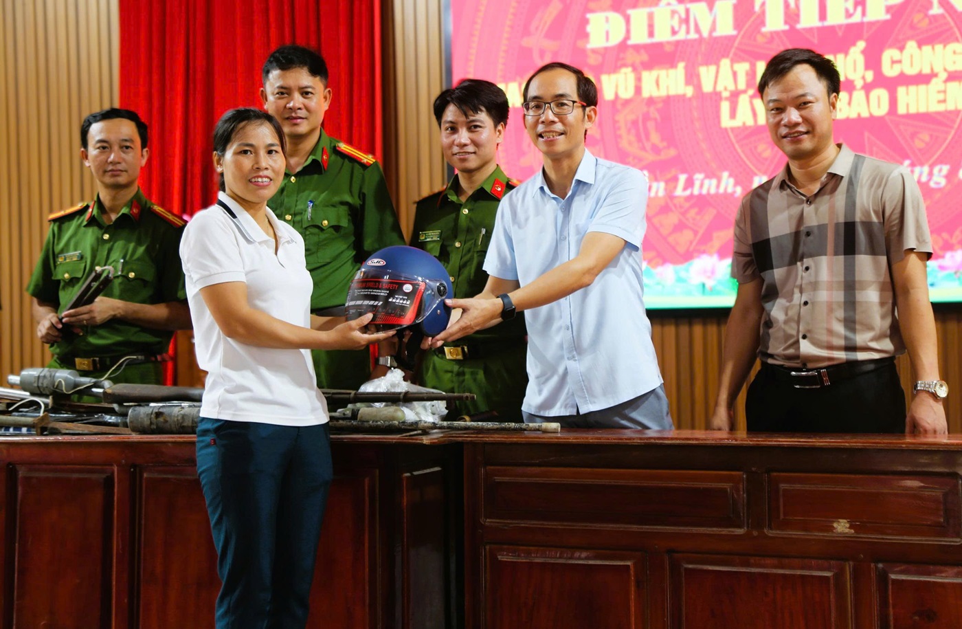 Nhân dân tự nguyện giao nộp vũ khí, công cụ hỗ trợ, pháo đổi lấy mũ bảo hiểm