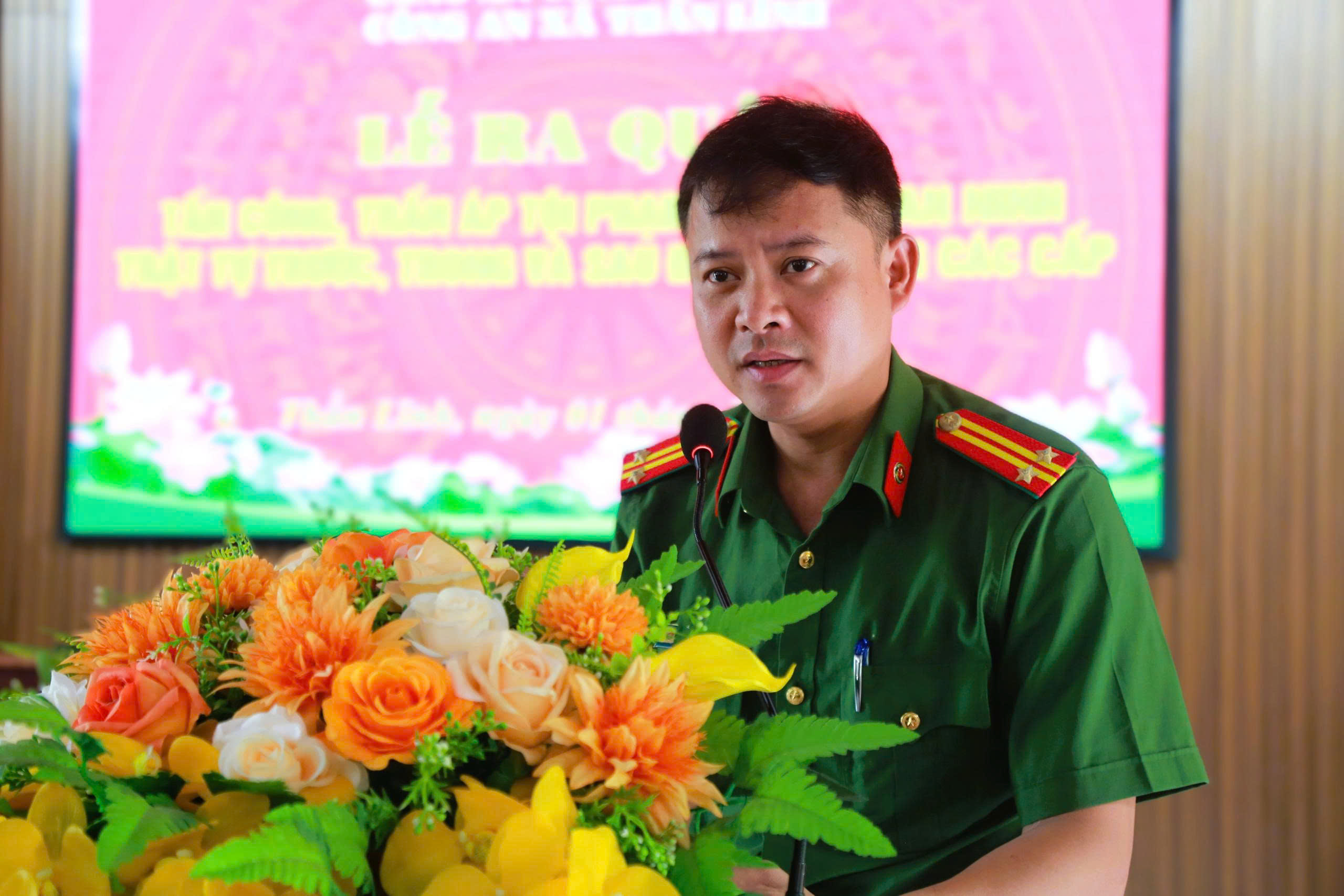 Trung tá Nguyễn Đình Cường, Trưởng Công an xã Thần Lĩnh phát biểu tại buổi Lễ