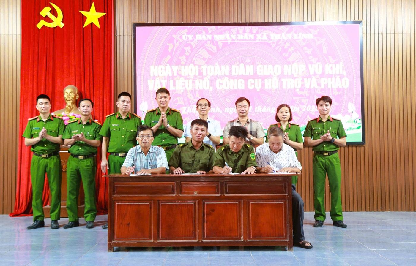 Ký cam kết chấp hành các quy định của Luật quản lý, sử dụng vũ khí, vật liệu nổ, công cụ hỗ trợ và pháo