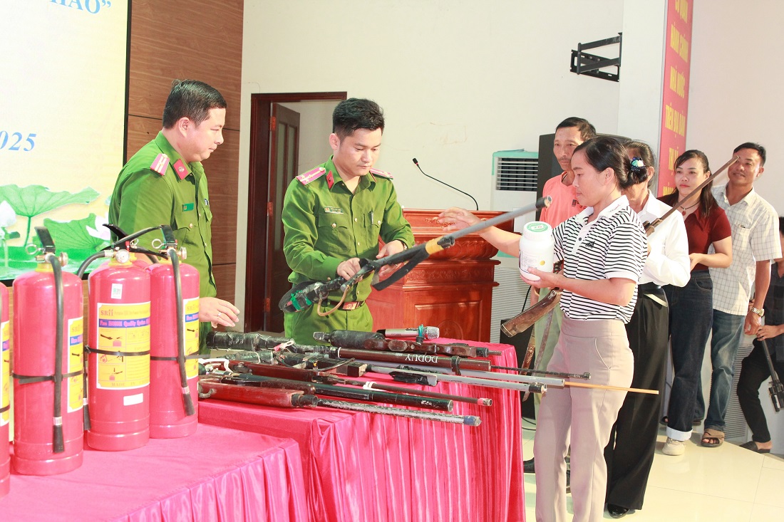 Người dân giao nộp VK, VLN, CCHT và pháo cho lực lượng Công an