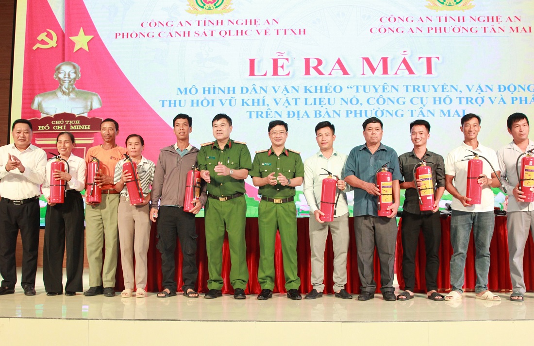 Các đồng chí Lãnh đạo Công an tỉnh, Phòng Cảnh sát QLHC về TTXH và cấp ủy, chính quyền địa phương trao bình chữa cháy tặng người dân giao nộp VK, VLN, CCHT và pháo