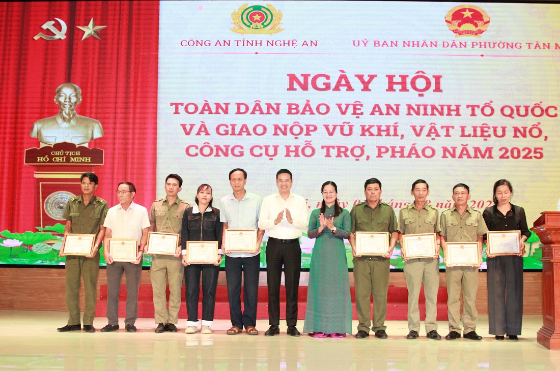 Trao Giấy khen của UBND phường tặng các các tập thể, cá nhân có thành tích trong phong trào toàn dân bảo vệ ANTQ