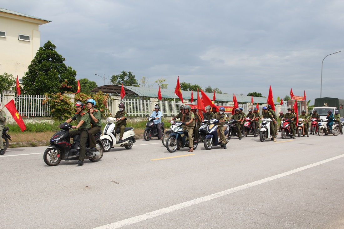 Các lực lượng diễu hành hưởng ứng đợt ra quân cao điểm tấn công, trấn áp tội phạm, bảo đảm ANTT trước, trong và sau đại hội đảng các cấp