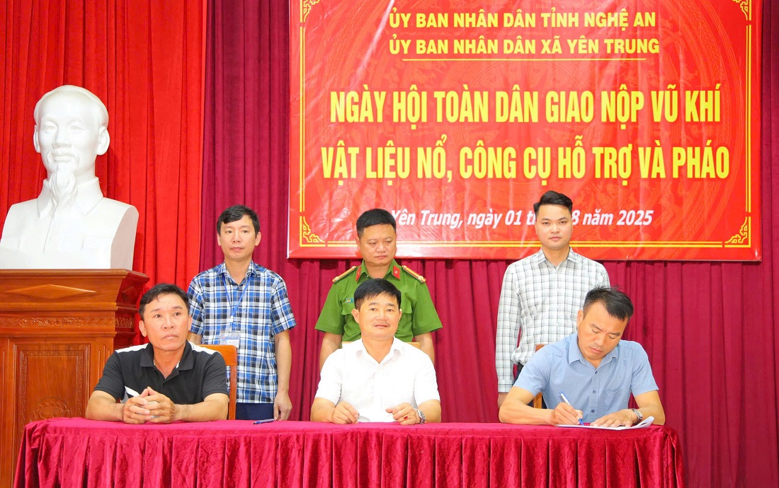 Ký cam kết chấp hành các quy định của Luật quản lý, sử dụng vũ khí vật liệu nổ, công cụ hỗ trợ và pháo