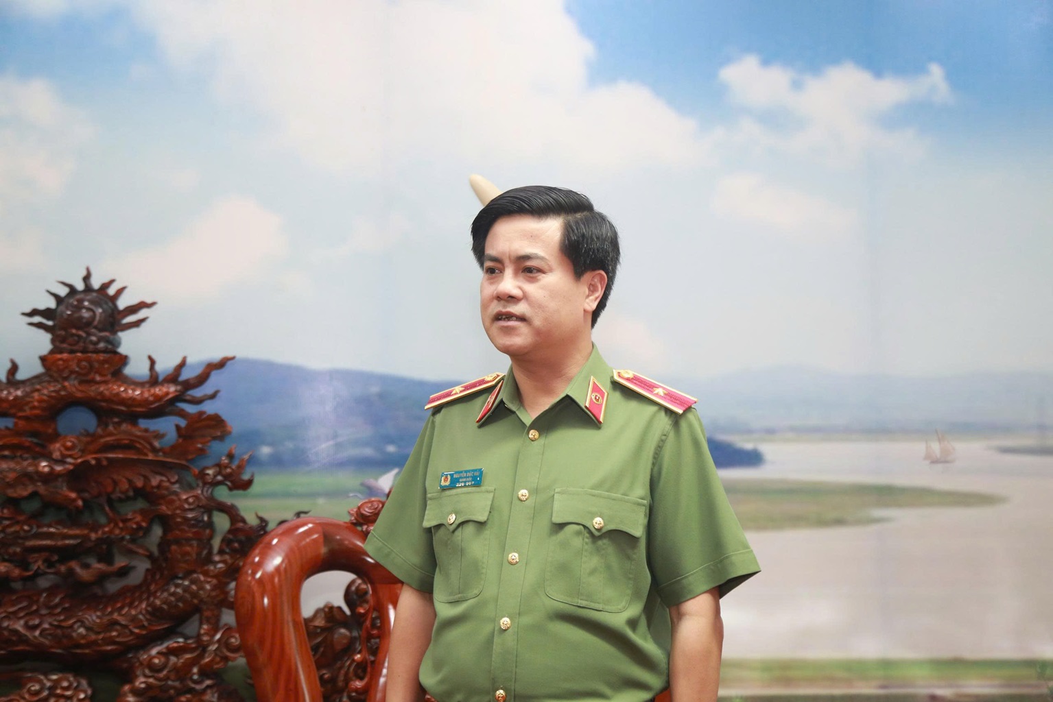 Đồng chí Thiếu tướng Nguyễn Đức Hải, Giám đốc Công an tỉnh và các Lãnh đạo Công an tỉnh Đồng Nai trao số tiền 1 tỷ đồng quyên góp, hỗ trợ cán bộ, chiến sỹ Công an Nghệ An bị thiệt hại do bão số 3