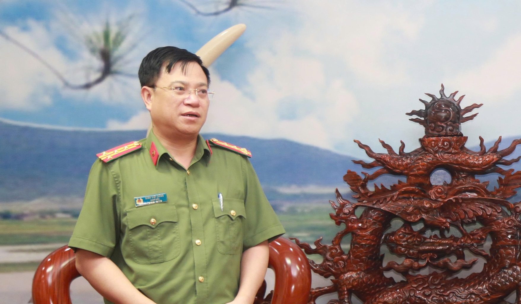 Đồng chí Đại tá Đinh Việt Dũng - Giám đốc Công an tỉnh Nghệ An phát biểu cảm ơn Công an tỉnh Đồng và hứa sẽ chi số trên trên một cách có kế hoạch, rõ ràng, công khai, minh bạch đến tận tay từng hoàn cảnh bị thiệt hại do cơn bão lũ