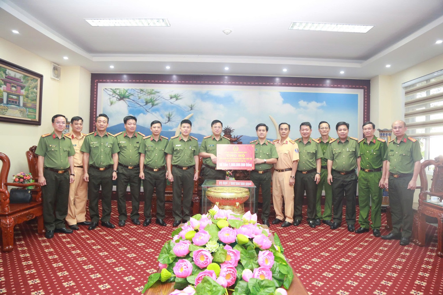 Đồng chí Thiếu tướng Nguyễn Đức Hải, Giám đốc Công an tỉnh Đồng Nai và các Lãnh đạo Công an tỉnh Đồng Nai chia sẻ khó khăn cùng cán bộ, chiến sỹ và các đơn vị Công an Nghệ An bị ảnh hưởng thiệt hại do cơn bão gây ra