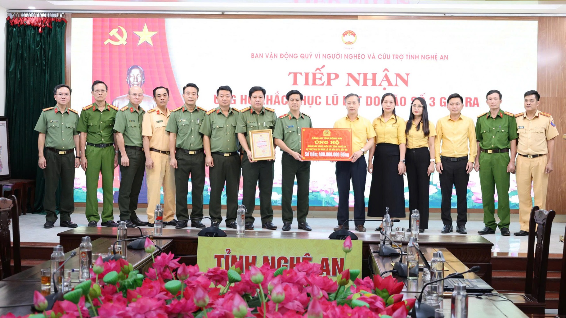 Đoàn công tác Công an tỉnh Đồng Nai trao tượng trưng số tiền 400 triệu đồng hỗ trợ Nhân dân tỉnh Nghệ An khắc phục hậu quả do bão số 3 gây ra