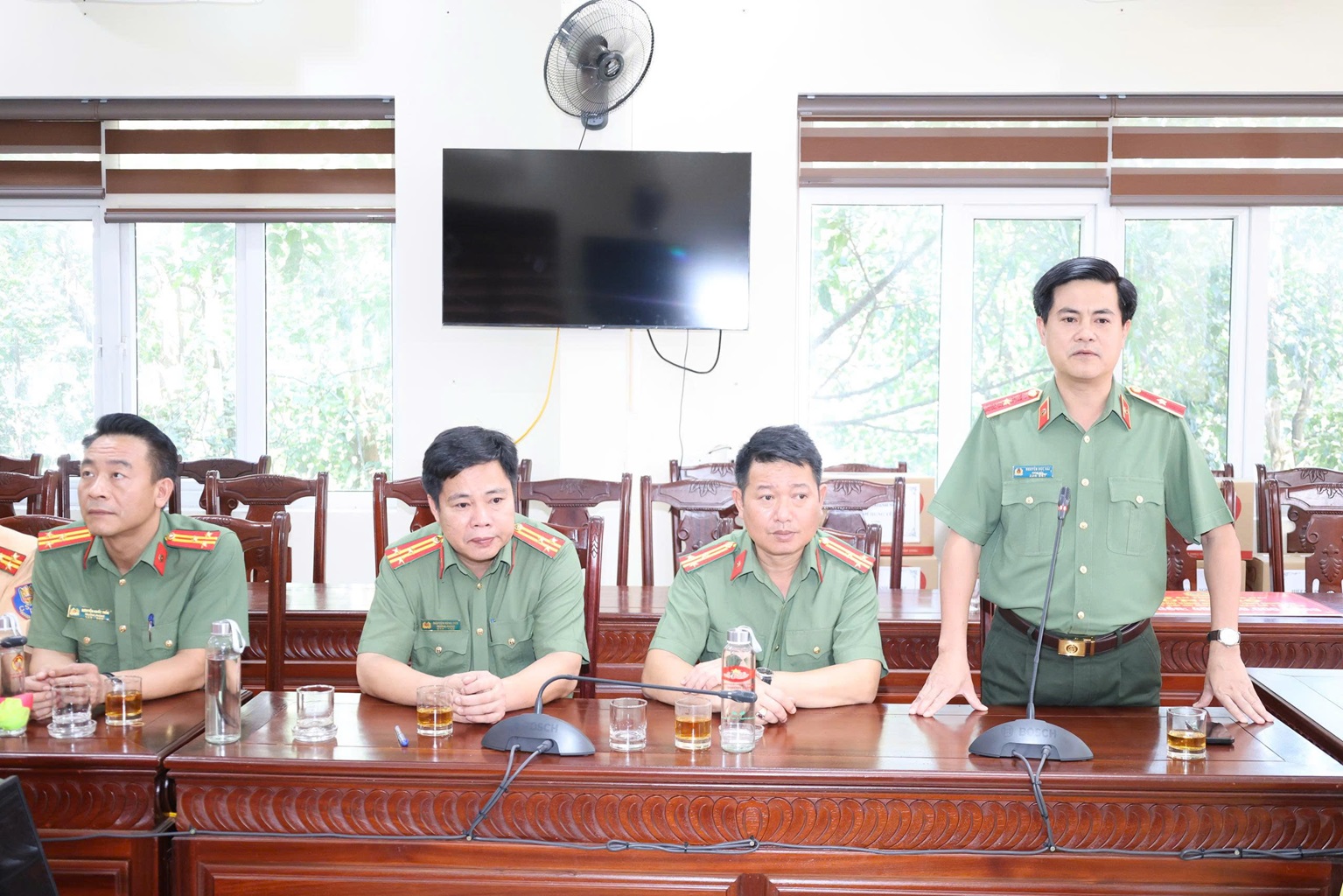 Đồng chí Thiếu tướng Nguyễn Đức Hải, Giám đốc Công an tỉnh Đồng Nai chia sẻ và động viên Nhân dân vùng mưa lũ Nghệ An sớm vượt qua khó khăn, ổn định cuộc sống