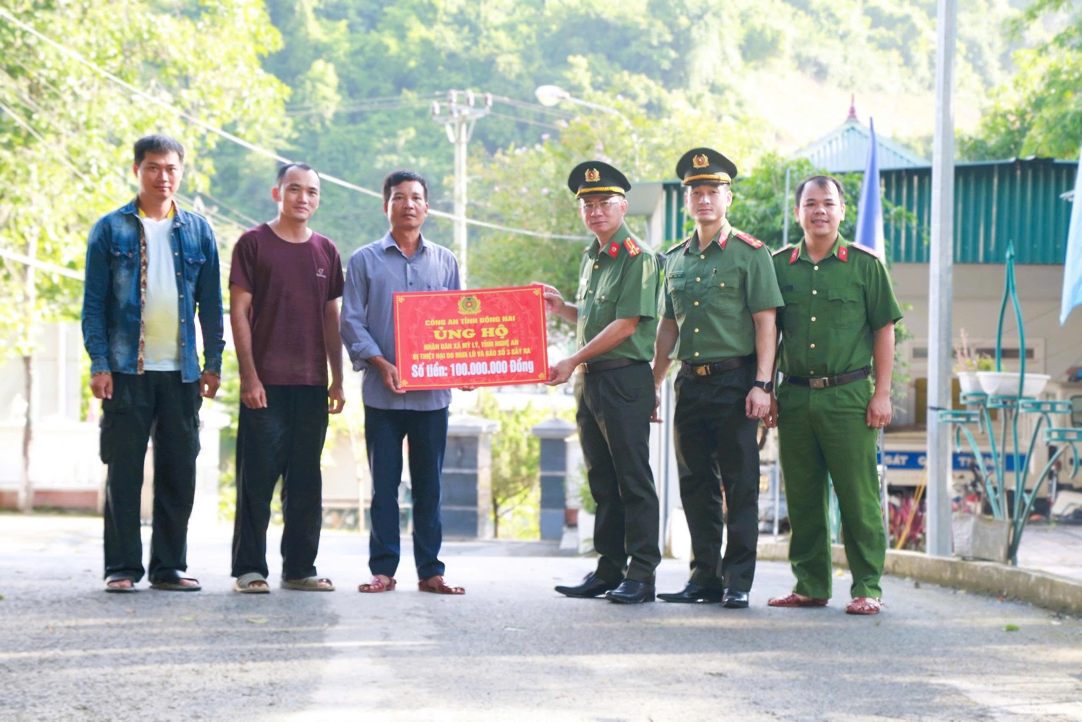 Đại diện đoàn công tác Công an tỉnh Đồng Nai trao tặng quà hỗ trợ tới bà con bị ảnh hưởng mưa lũ xã Mỹ Lý và xã Nhôn Mai số tiền 200 triệu đồng