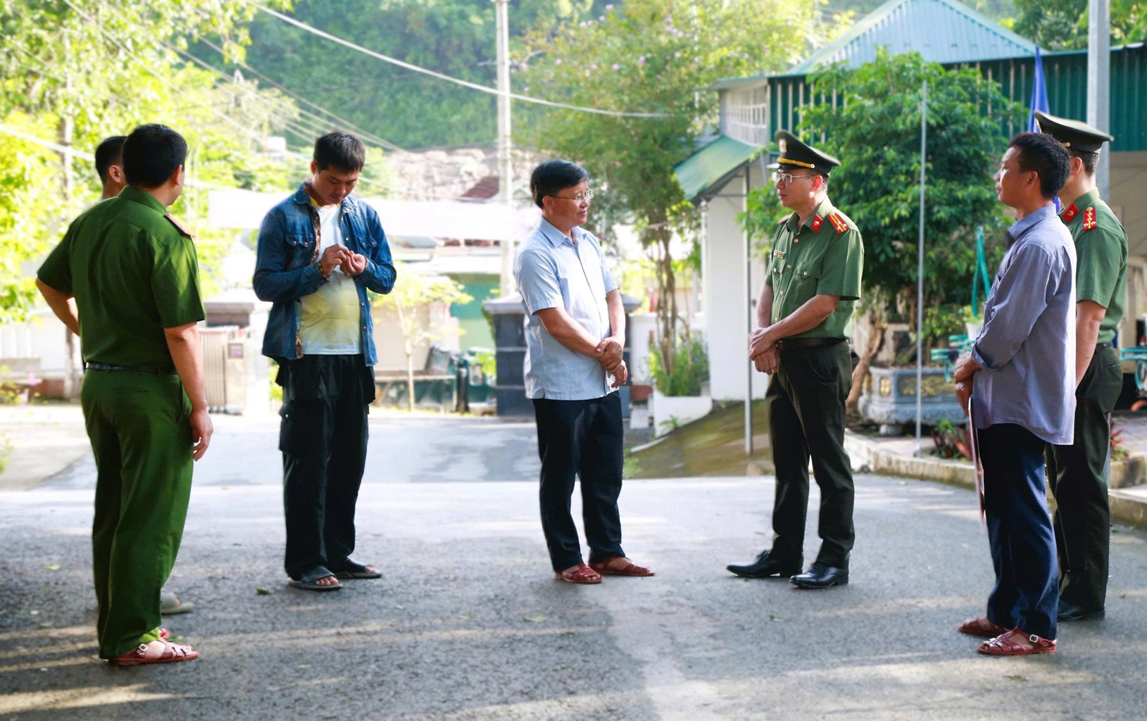 Đoàn công tác Công an tỉnh Đồng Nai mong muốn cấp uỷ, chính quyền, chiến sĩ, người dân các xã Mỹ Lý và Nhôn Mai nỗ lực vượt qua khó khăn để sớm khắc phục hậu quả lũ lụt, ổn định cuộc sống, khôi phục sản xuất