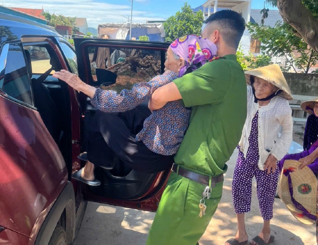 Công an xã Tân Châu đưa đón người già yếu, đi lại khó khăn đến trụ sở làm thủ tục định danh điện tử