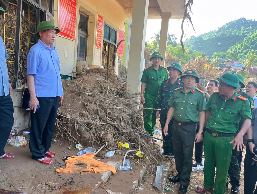 Phó Thủ tướng và Đoàn công tác tại trụ sở Công an xã Mỹ Lý bị mưa lũ làm hư hại