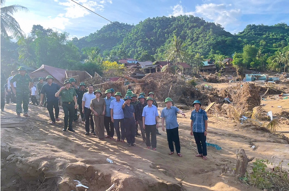 Trực tiếp khảo sát, nắm tình hình thực tế tại các điểm chịu thiệt hại nặng nề