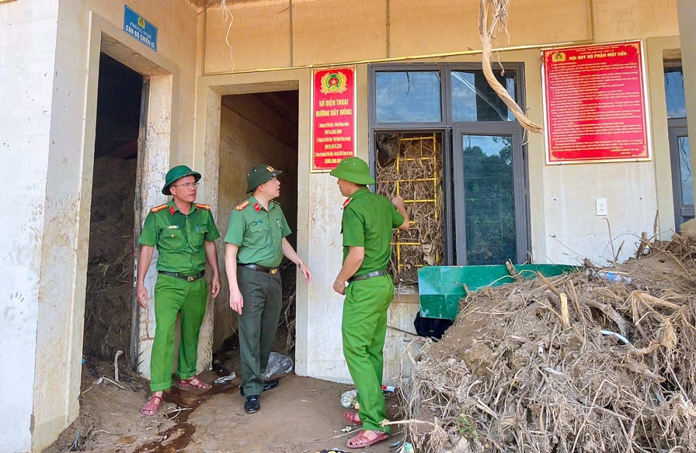 Đồng chí Đại tá Trần Hồng Quang khảo sát tình hình tại trụ sở Công an xã Mỹ Lý