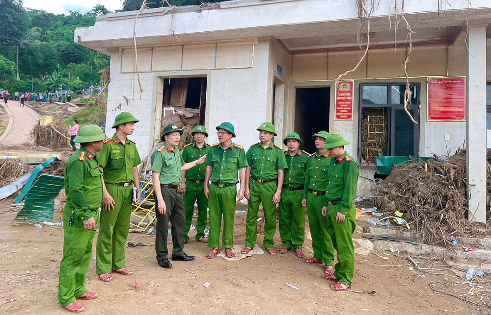 Đồng chí Phó Giám đốc Công an tỉnh ghi nhận những nỗ lực không biết mệt mỏi của toàn thể đội ngũ chỉ huy, CBCS Công an xã trong phòng, chống bão lũ