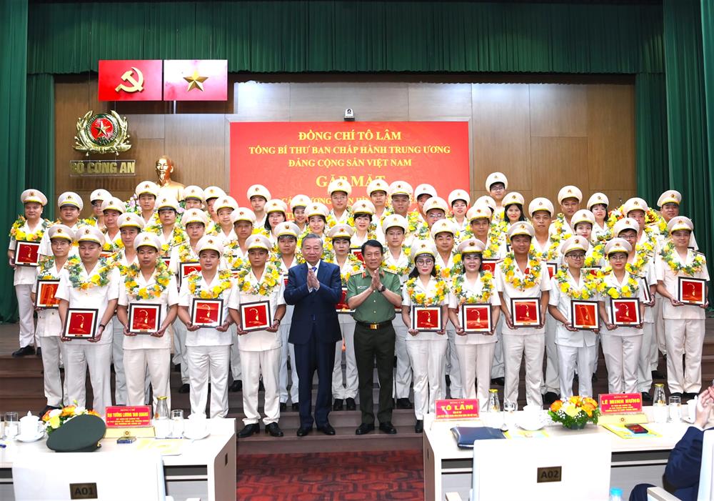 Tổng Bí thư Tô Lâm và Bộ trưởng Lương Tam Quang trao quà tặng các tiên tiến của lực lượng CAND và 20 điển hình tiên tiến của lực lượng tham gia bảo vệ ANTT ở cơ sở.