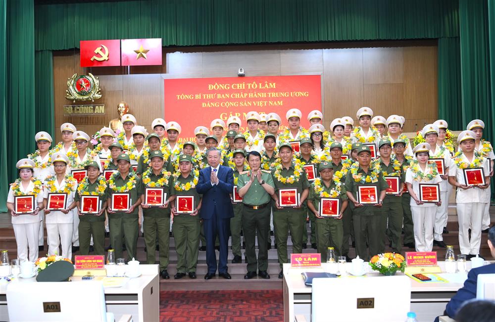 Tổng Bí thư Tô Lâm và Bộ trưởng Lương Tam Quang trao quà tặng các điển hình tiên tiến của lực lượng CAND và lực lượng tham gia bảo vệ ANTT ở cơ sở.
